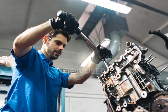 Professional Mechanic Repairing Car. — Stock Photo