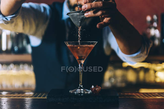 Barmann macht Cocktail im Nachtclub. — Stockfoto