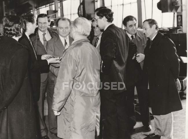 Foto vintage mostra gli uomini durante la riunione di lavoro in fabbrica. Fotografia di epoca comunista. Fotografia retrò in bianco e nero . — Foto stock