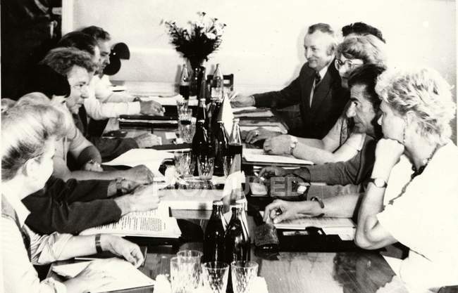 Foto vintage mostra le persone durante la riunione di lavoro. Fotografia di epoca comunista. Fotografia retrò in bianco e nero . — Foto stock