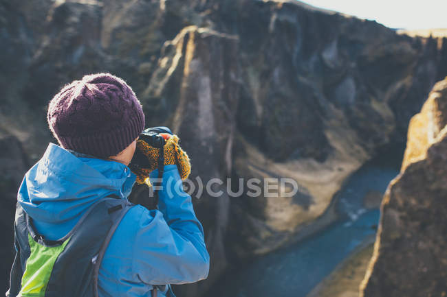 Donna che indossa vestiti invernali scattare foto — Foto stock