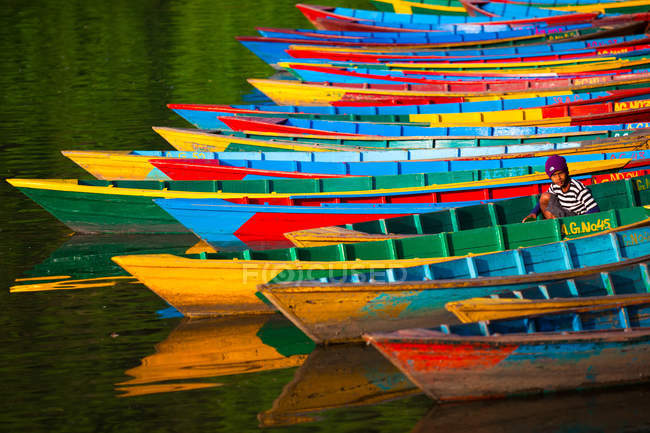 Barcos brilhantes e coloridos — Fotografia de Stock