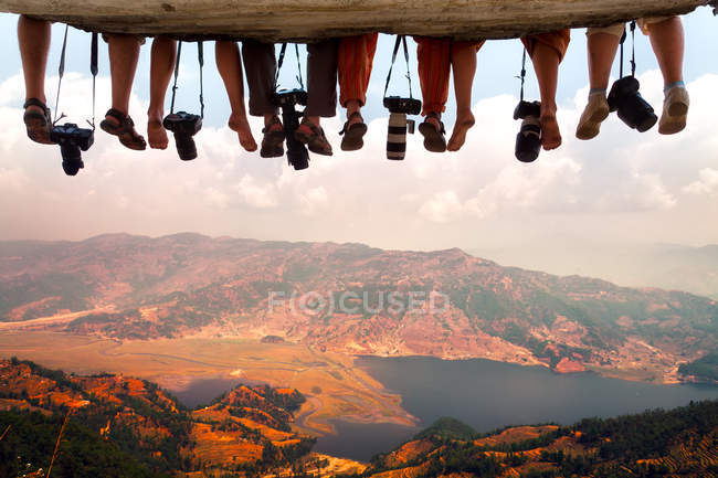 Turisti che riposano sulla montagna — Foto stock