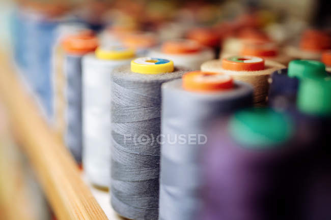 Bobinas de hilo de colores utilizados en la industria de la tela - foto de stock