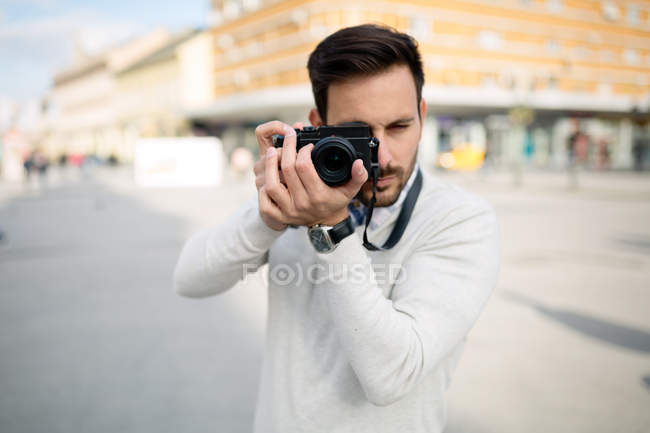 Fotografo turista scattare foto fuori — Foto stock