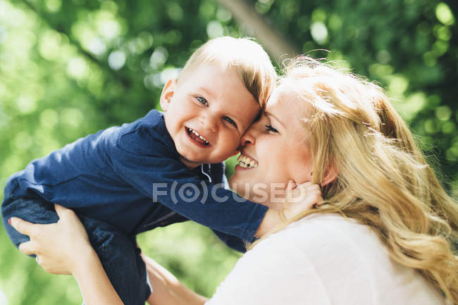 Madre giocare con suo figlio — Foto stock