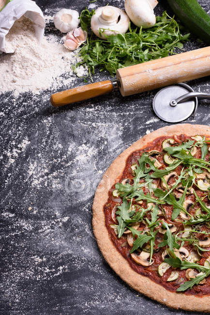 Італійська піца на сільському дерев'яними тлі, копія простір. — стокове фото