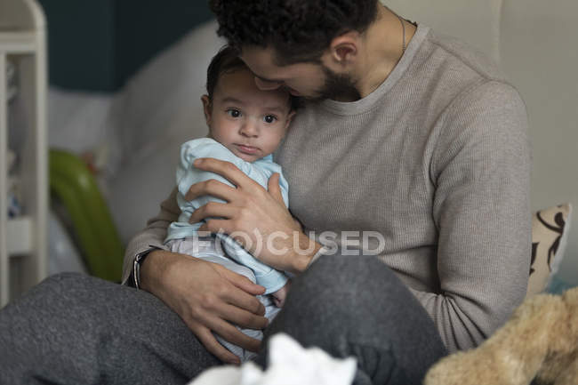 Coccole con papà — Foto stock