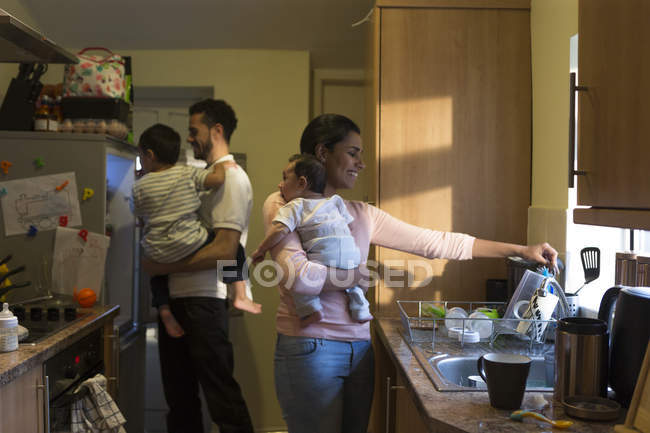 Famiglia in cucina — Foto stock