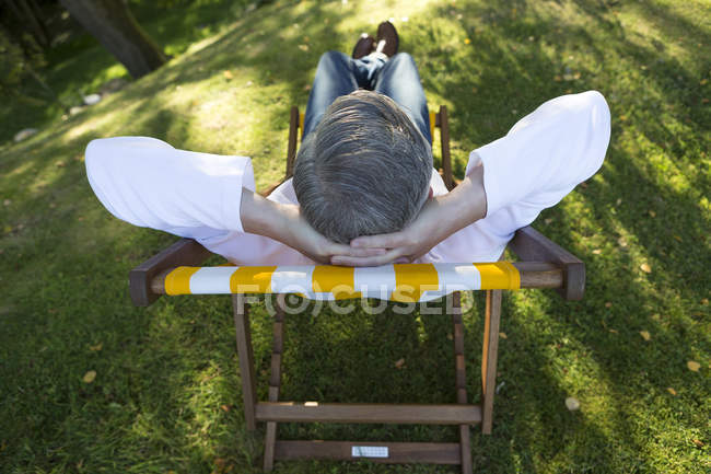 Relaxing on a deck chair — Stock Photo