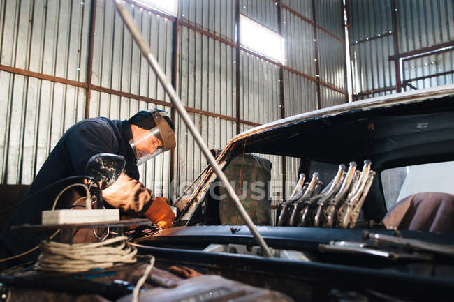 Renovierung alter beschädigter Autos in Russland — Stockfoto