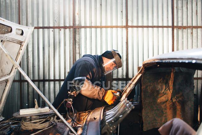 Renovierung alter beschädigter Autos in Russland — Stockfoto