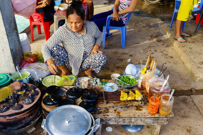 Long hai, vietnam - 29. Dezember 2014: vietnamesische Fast-Food-Verkäufer (banh xeo und banh can) auf dem long hai Fischmarkt am frühen Morgen, long hai, vung tau, vietnam — Stockfoto