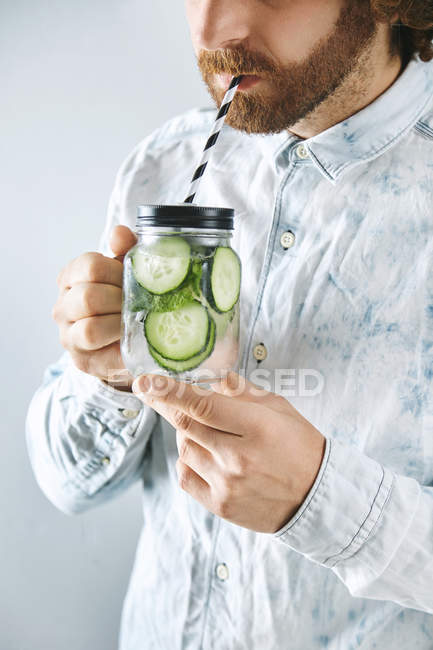 Homme boit concombre limonade — Photo de stock