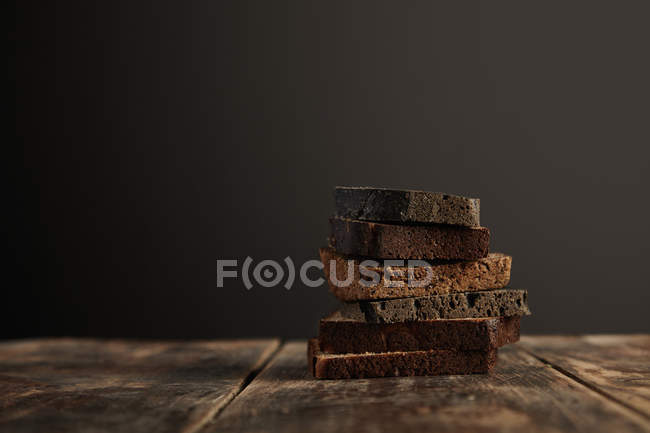 Diferentes tipos de rebanadas de pan de centeno - foto de stock