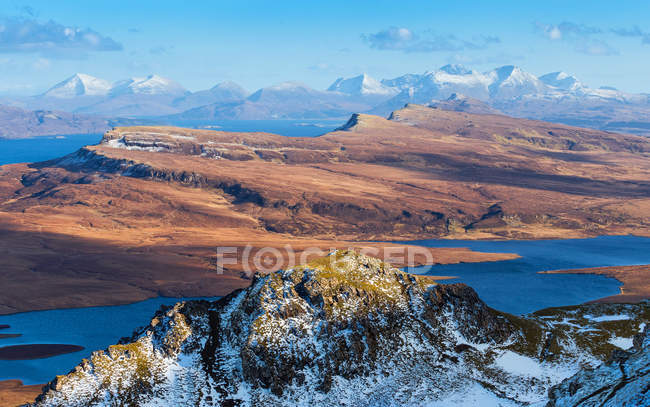 Lo skyline delle Highlands scozzesi ripreso dal Vecchio di Storr durante il giorno - Isola di Skye, Scozia, Regno Unito — Foto stock