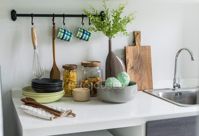 Moderna despensa blanca con utensilio en la cocina - foto de stock
