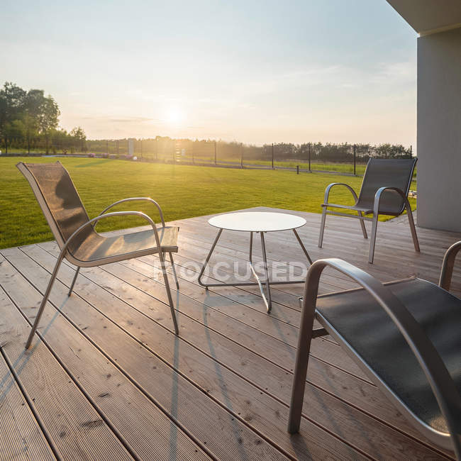 Coucher de soleil sur le patio moderne — Photo de stock