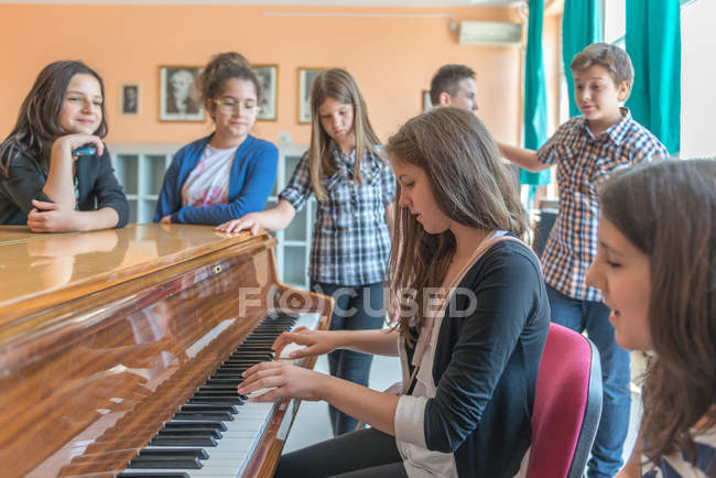 Schüler unterrichten in der Schule — Stockfoto