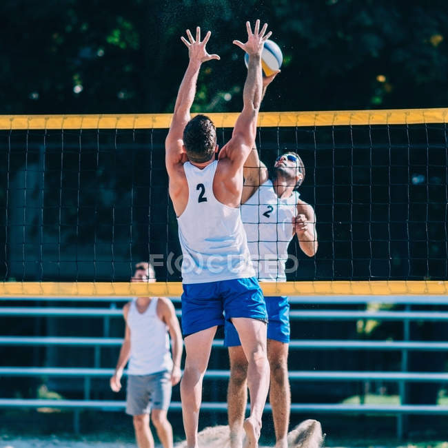 Giocatori di beach volley — Foto stock