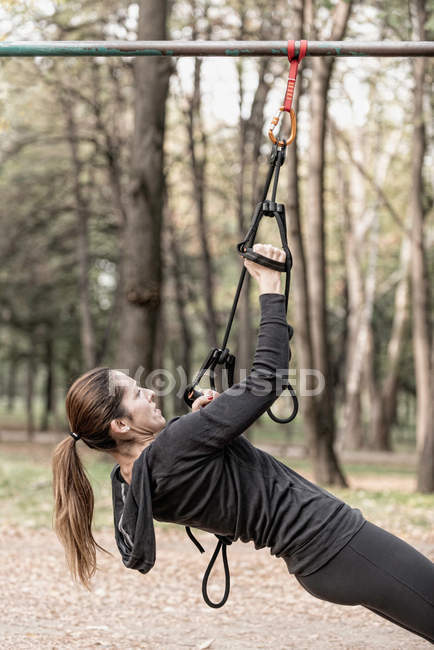 Treino de suspensão de trx feminino — Fotografia de Stock