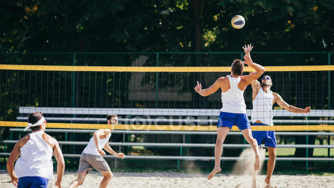 Jogadores de vôlei de praia durante o jogo — Fotografia de Stock