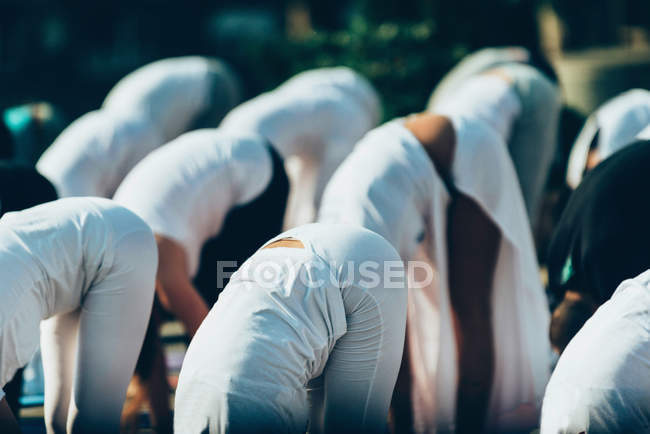 Piegare posa yoga — Foto stock