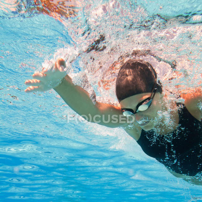 Sportler schwimmt im Pool — Stockfoto