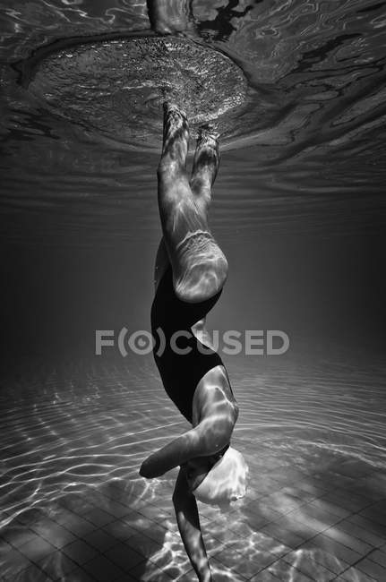 Nageur synchronisé sous l'eau — Photo de stock