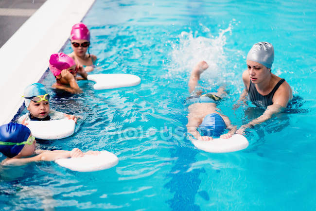 Дети в классе плавания — стоковое фото