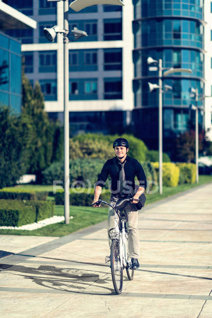 Jovem usando bicicleta elétrica — Fotografia de Stock