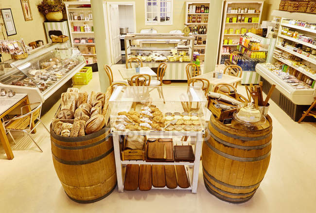 Épicerie fine locale avec chaises et tables — Photo de stock