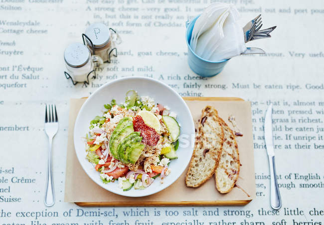 Insalata fresca con pane fresco e posate — Foto stock