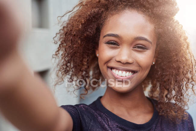 Mujer tomando selfie fuera en ciudad - foto de stock