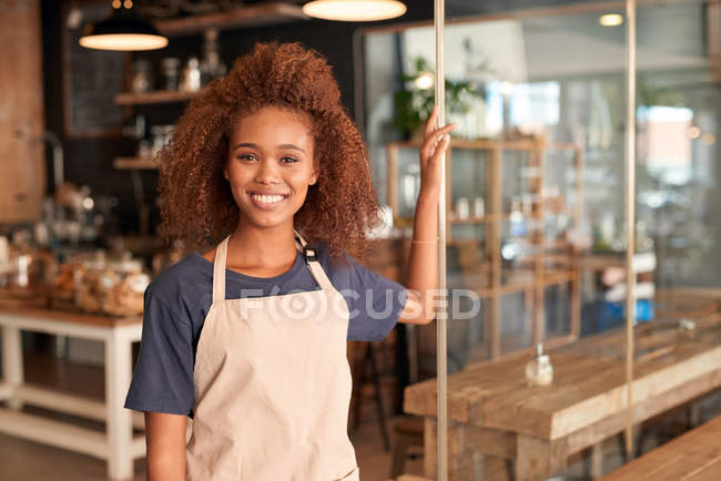 Frau steht vor Café — Stockfoto