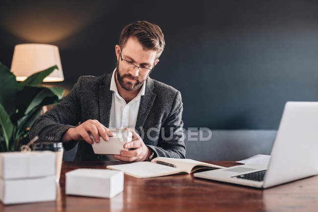 Unternehmer bereitet Pakete für die Lieferung an Kunden vor — Stockfoto