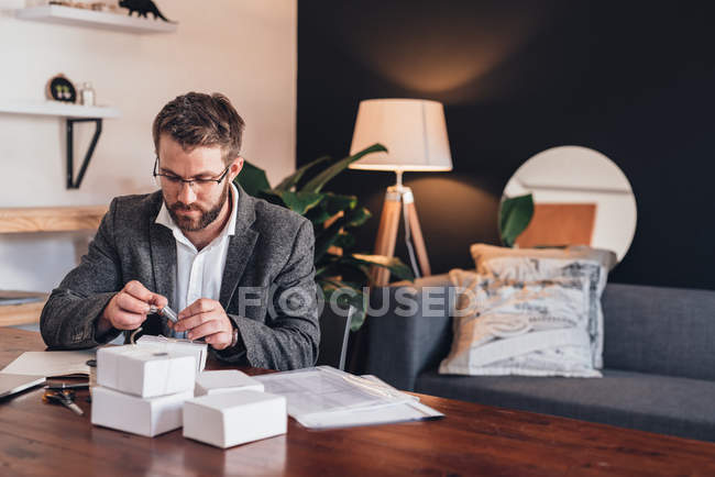 Unternehmer bereitet Pakete für die Lieferung an Kunden vor — Stockfoto