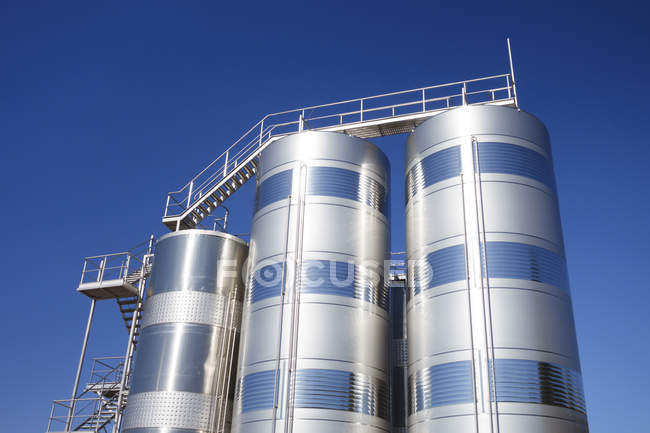 Silos na indústria — Fotografia de Stock