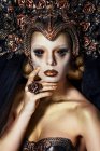 Retrato de mujer con maquillaje de fantasía y lentes negras - foto de stock