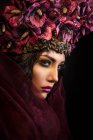 Profil de la femme portant une grande couronne florale — Photo de stock