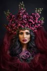 Vista frontale della donna che indossa grande corona floreale — Foto stock
