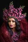 Retrato de mulher vestindo grande coroa floral — Fotografia de Stock