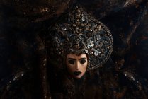 Retrato de mulher com maquiagem fantasia vestindo grande coroa — Fotografia de Stock