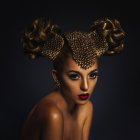Frauenporträt mit Fantasie-Make-up und Frisur — Stockfoto