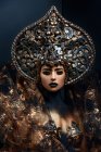 Retrato de mulher com maquiagem fantasia vestindo grande coroa — Fotografia de Stock