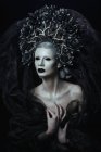 Портрет женщины с фантазией макияж носить большую корону — стоковое фото