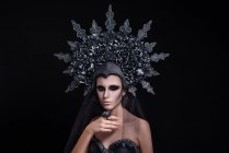 Ritratto di donna con trucco moda con corona e anello dito — Foto stock