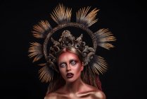 Портрет жінки з модним макіяжем та мистецтвом тіла в короні — стокове фото
