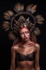 Retrato de mujer con maquillaje de moda y arte corporal llevando corona - foto de stock