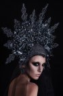 Портрет женщины с макияжем в серебряной короне — стоковое фото